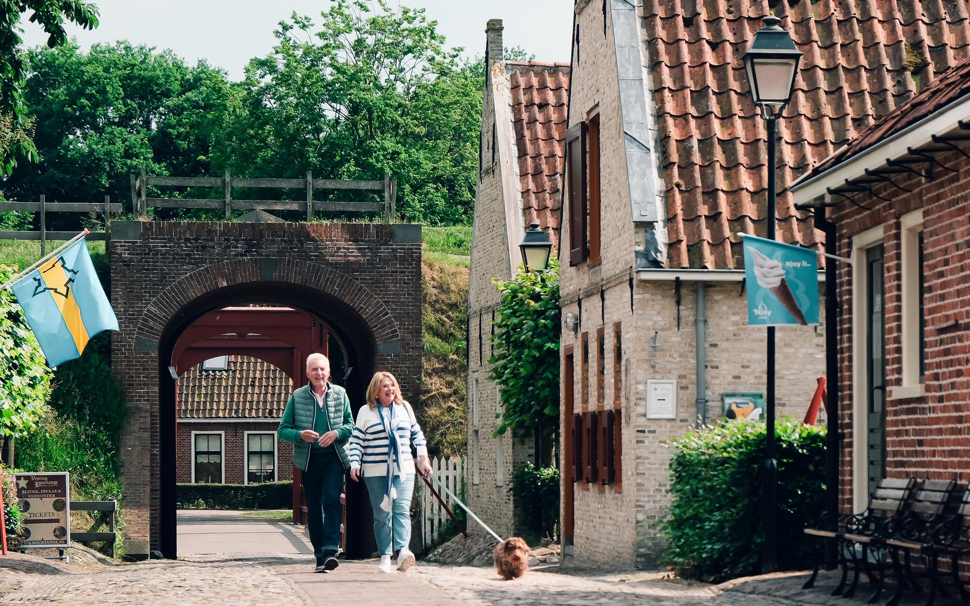 Janny van der Heijden, André van Duin en scheepshond Nhaan varen door